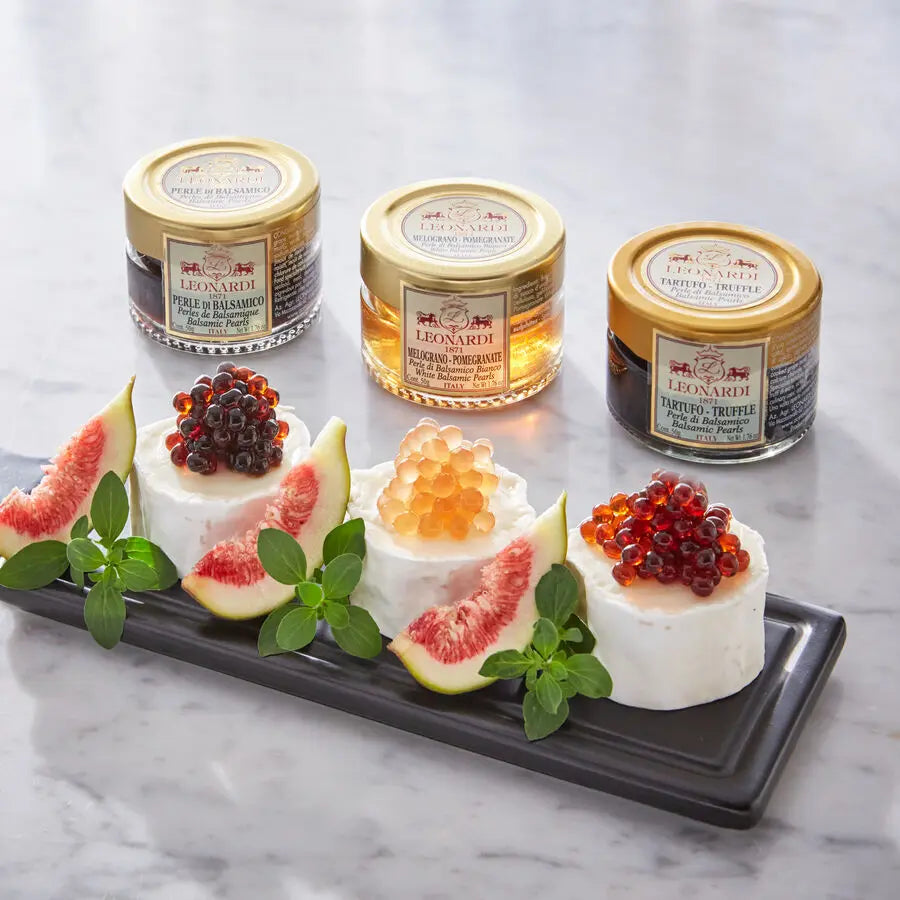 Auswahl verschiedener Leonardi Balsamico-Perlen als Serviervorschlag mit Käse und Feigen