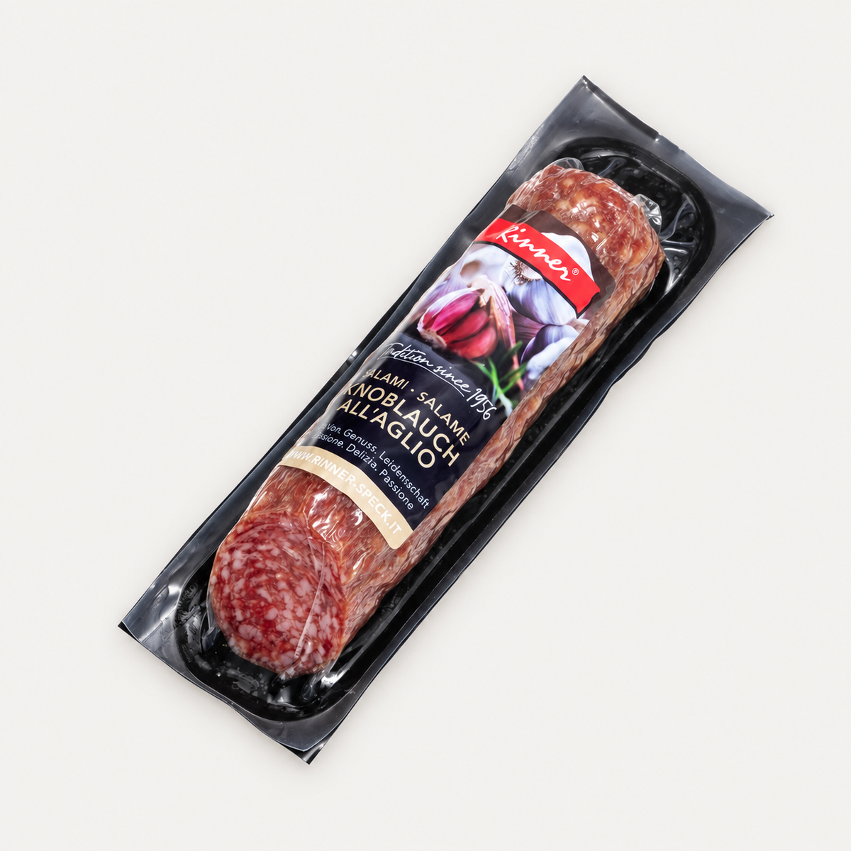Rinner Knoblauchsalami 180 g auf hellgrauem Hintergrund
