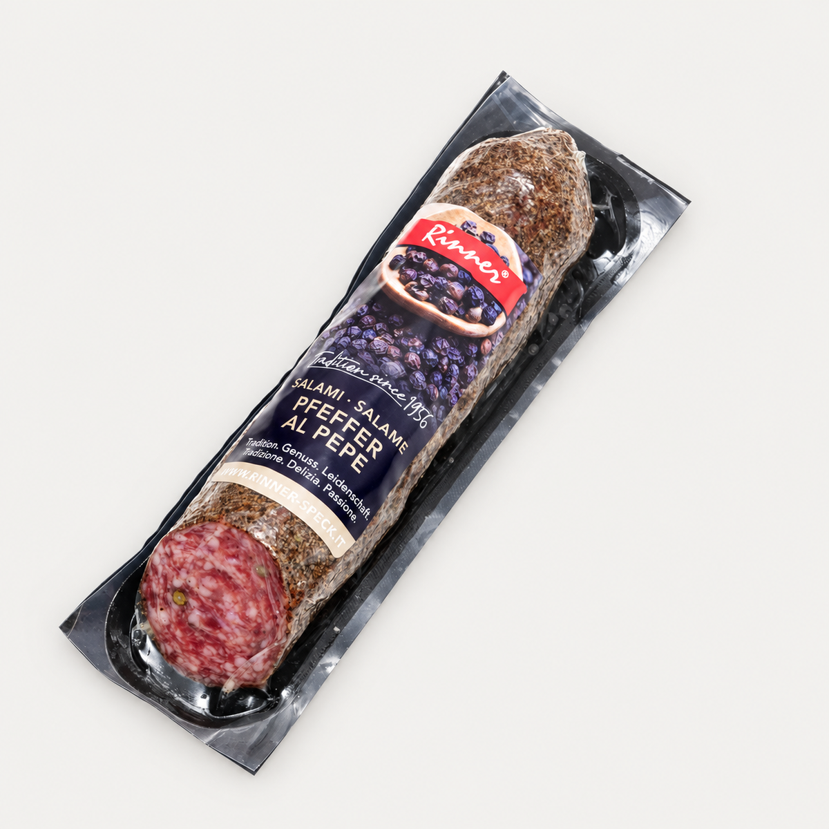 Rinner Pfeffersalami 180 g auf hellgrauem Hintergrund