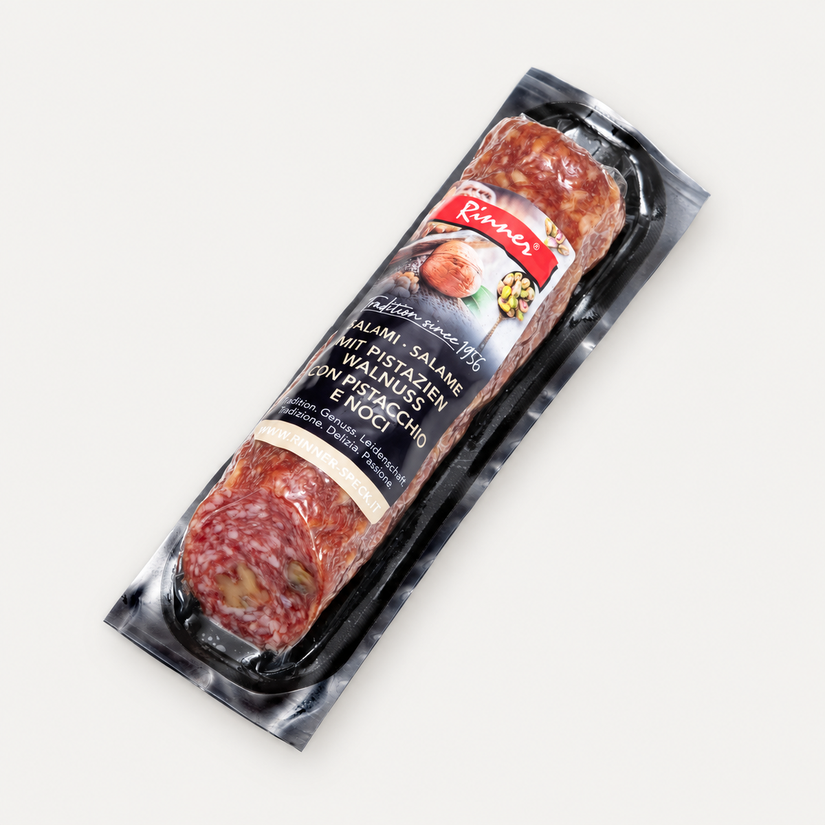 Rinner Walnuss-Pistazien-Salami 180 g auf hellgrauem Hintergrund